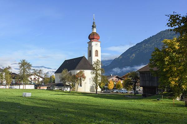 Anna Rieser: Ried im Zillertal, Katholische Pfarrkirche Hl. Johannes der Täufer von Süden