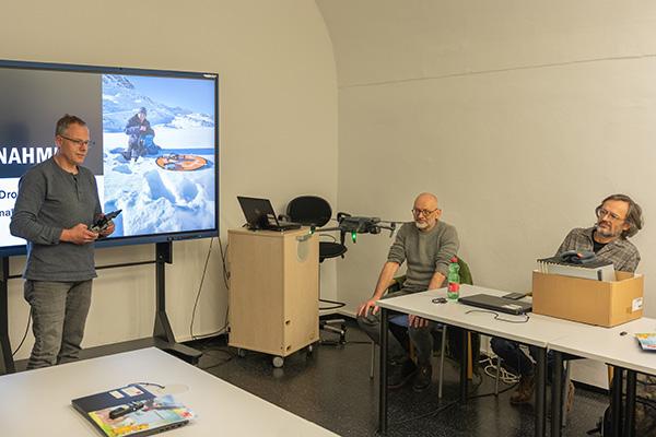 Markus startet seine Drohne im Medienzentrum
