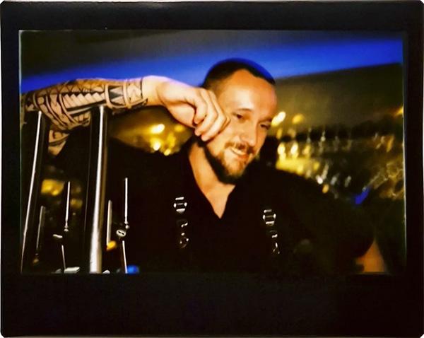 Arbeitsalltag eines Kellners in der Gastronomie