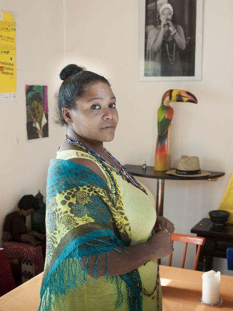 © Peter Elvin Gina Duenas