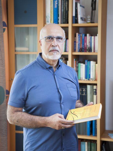 © Peter Elvin Kambiz Poostchi